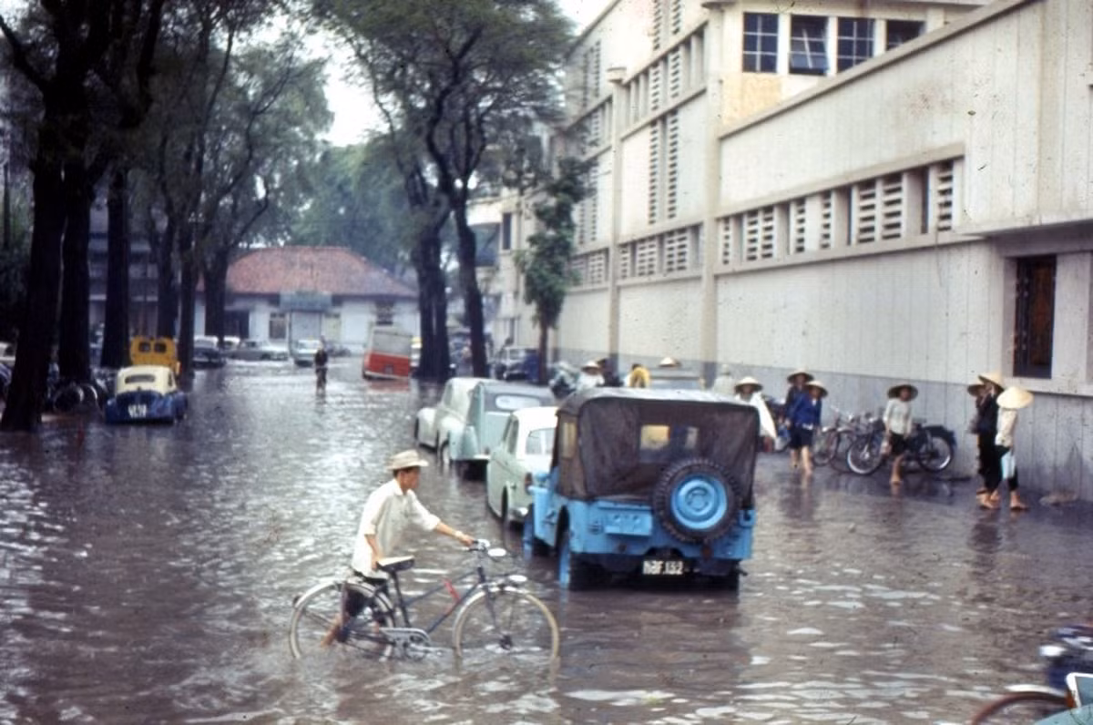 Cảnh ngập lụt trên đường Thái Lập Thành, nay là Đông Du. Bên phải là tòa nhà BGI, góc Hai Bà Trưng - Thái Lập Thành. Ảnh: Thomas Southall.