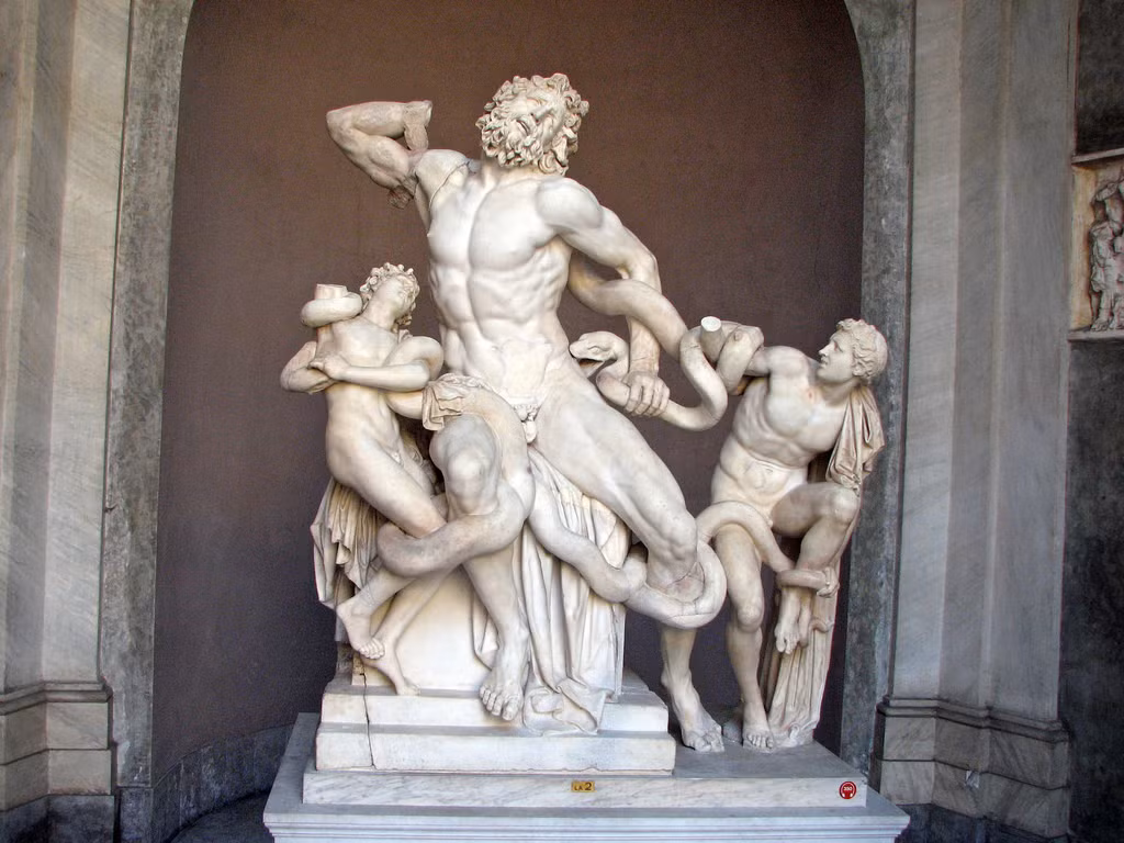Bức tượng Laocoon và các con trai hay còn được gọi là bức Gia đình Laocoon được tạc bằng đá cẩm thạch, khắc họa một thầy tu của thành Troa có tên là Laocoon cùng hai con trai của ông - Antiphantes và Thymbraeus bị bóp nghẹt bởi con rắn biển của thần biển Neptune. Ảnh: Flickr.
