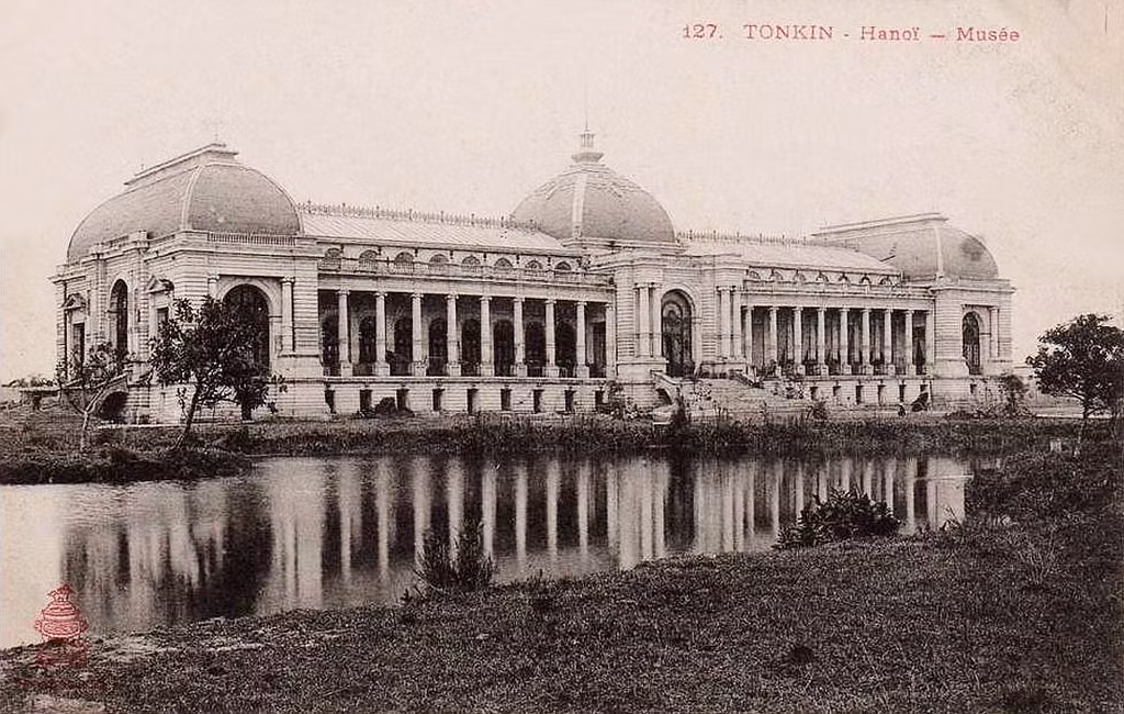 Khánh thành năm 1902, nhà đấu xảo (vị trí Cung văn hóa Hữu Nghị Hà Nội ngày nay) là một nhà triển lãm có quy mô lớn bậc nhất Đông Dương xưa. Vào thập niên 1920, công trình được chuyển thành Bảo tàng Maurice Long, theo tên Toàn quyền Đông Dương từ tháng 2/1920 - 4/1922. Ảnh tư liệu.