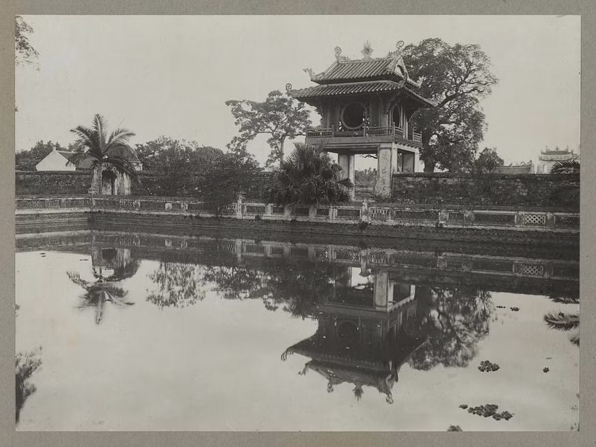 Giếng Thiên Quang nằm sau Khuê Văn Các. Ảnh tư liệu.