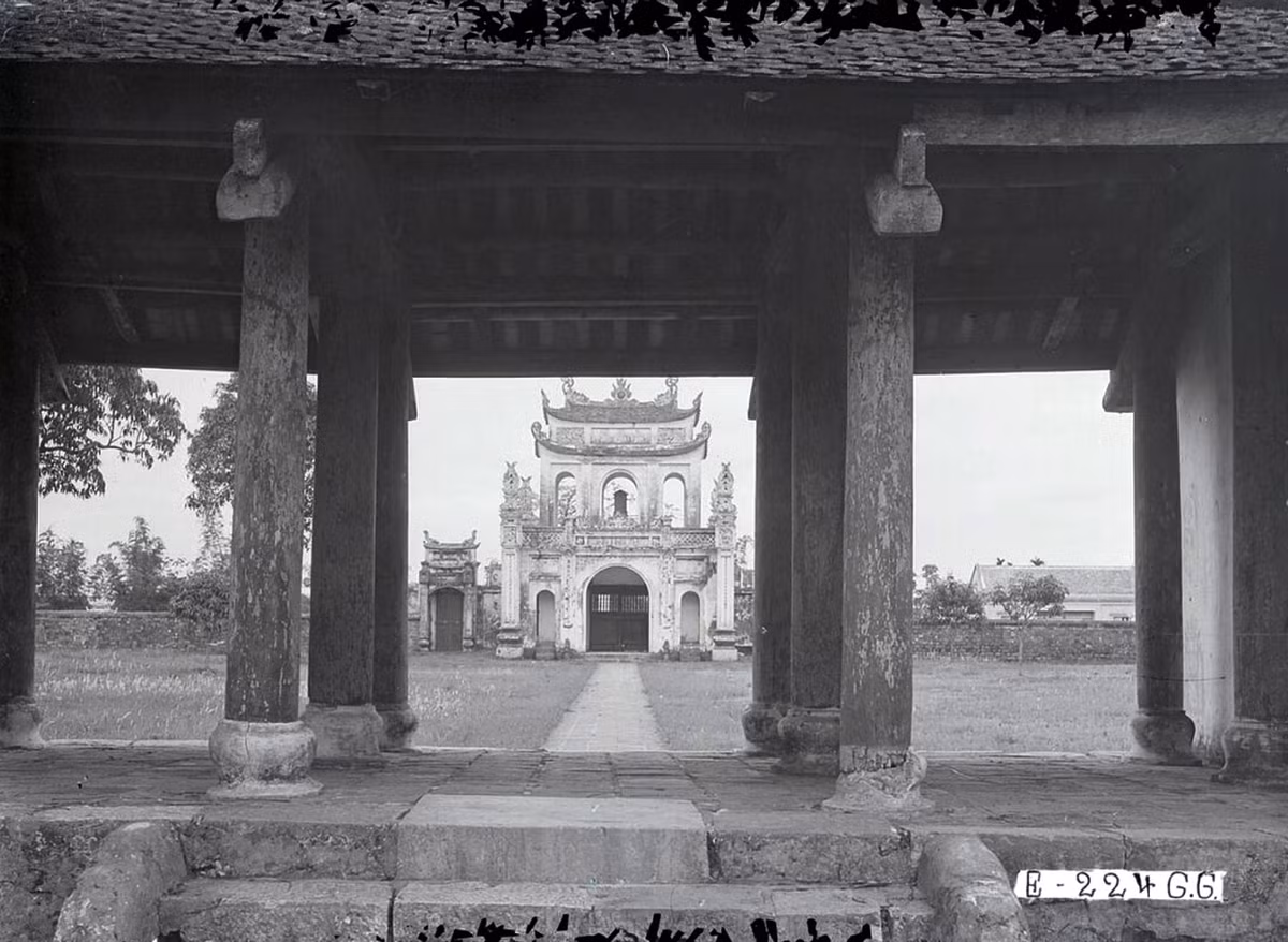 Từ Đại Trung Môn nhìn về Văn Miếu Môn. Ảnh tư liệu.