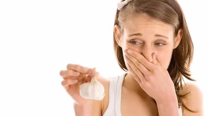 Theo cách lý giải của người xưa, tỏi có khả năng đuổi tà ma vì thứ nông sản này có mùi nồng, cay mà ma quỷ rất sợ. Ảnh: Healthiest Blog.