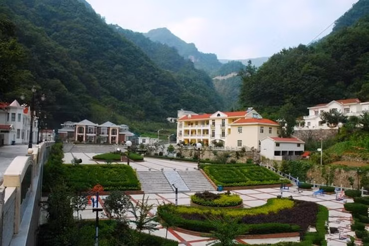 Hiện nay, làng có 20 doanh nghiệp, mỗi năm thu về 5 tỷ nhân dân tệ.