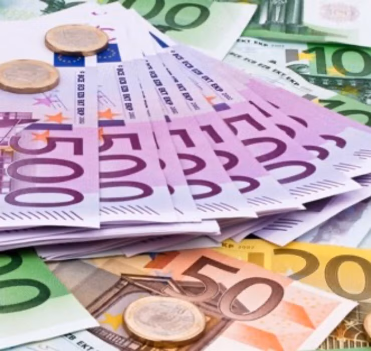 Phương pháp còn lại yêu cầu khoản đầu tư tối thiểu 300.000 Euro (khoảng 7,4 tỷ đồng) vào bất động sản. Sau đó các nhà đầu tư sẽ được cấp visa trong vòng 2 tháng cho cả gia đình.