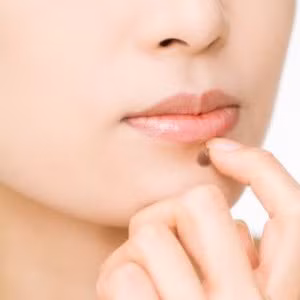 Những phụ nữ có nốt ruồi mọc trên cằm trái là người sở hữu nhiều bất động sản, có thể là cơ nghiệp do tổ tiên để lại. (Thông tin trong bài chỉ mang tính tham khảo).