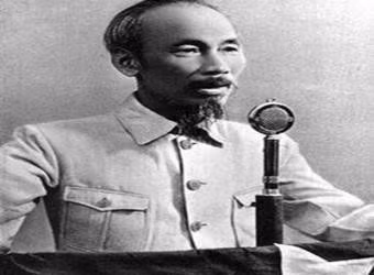 Theo VTC, nhà sử học Dương Trung Quốc khẳng định: “Sự kiện 2/9 Chủ tịch Hồ Chí Minh tuyên bố độc lập, xác lập nền dân chủ cộng hòa, không chỉ chấm dứt chế độ đô hộ của phát xít, thực dân pháp mà còn chấm dứt chế độ phong kiến, đưa đất nước Việt Nam sang thời kỳ lịch sử mới - đó là nền Dân chủ Cộng hòa - để từ sức mạnh của một quốc gia độc lập ấy mà chúng ta tiếp tục cuộc kháng chiến giữ nước để bảo vệ thành quả cách mạng”. Ảnh: Baocongthuong.com.vn.