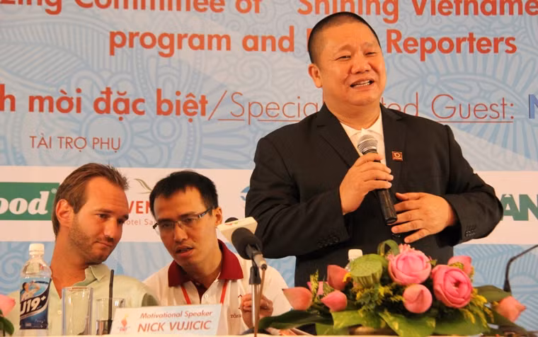 Ông Lê Phước Vũ, Chủ tịch HĐQT Tập đoàn Hoa Sen, Phó Ban chỉ đạo chương trình Tỏa sáng nghị lực Việt (người đứng) phát biểu tại chương trình giao lưu.