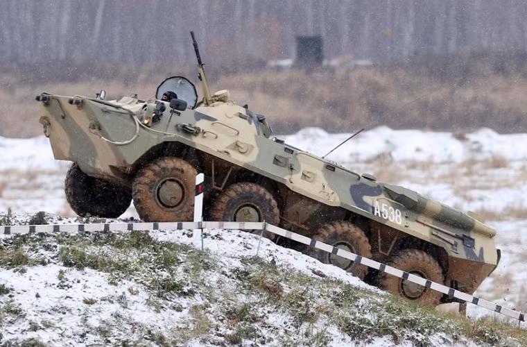 BTR-80 biểu diễn khả năng vượt địa hình.