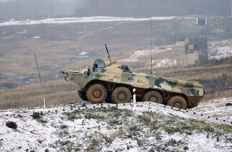 Thiết giáp chở quân BTR-80A biểu diễn khả năng vượt địa hình ghồ ghề. Dù là loại xe chuyên dùng cho quân đội các nước nhưng BTR-80A cũng có thể dùng cho các lực lượng an ninh, đặc nhiệm chống khủng bố.