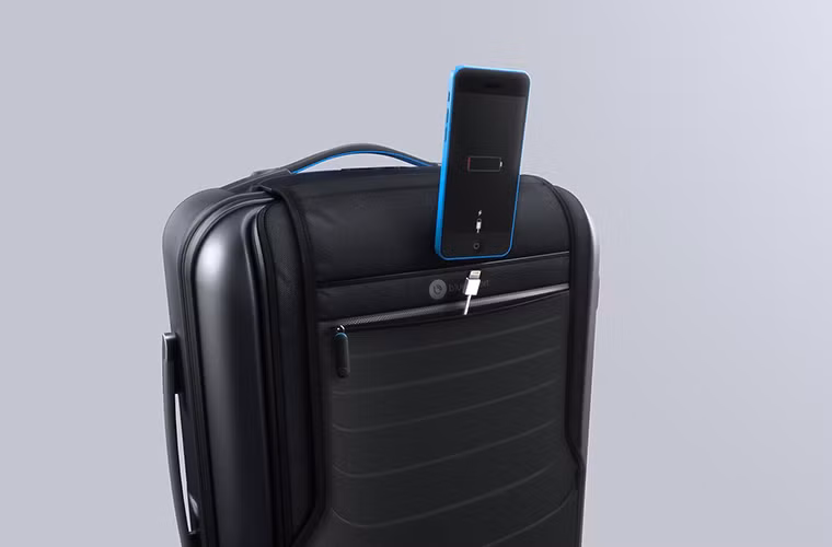 Nhờ Bluesmart được tích hợp 1 viên pin cỡ lớn và 2 cổng USB, bạn có thể sạc pin cho smartphone cùng một thiết bị khác bất cứ lúc nào. Vì pin có công suất khá lớn nên bạn có thể sạc điện thoại đến 6 lần.