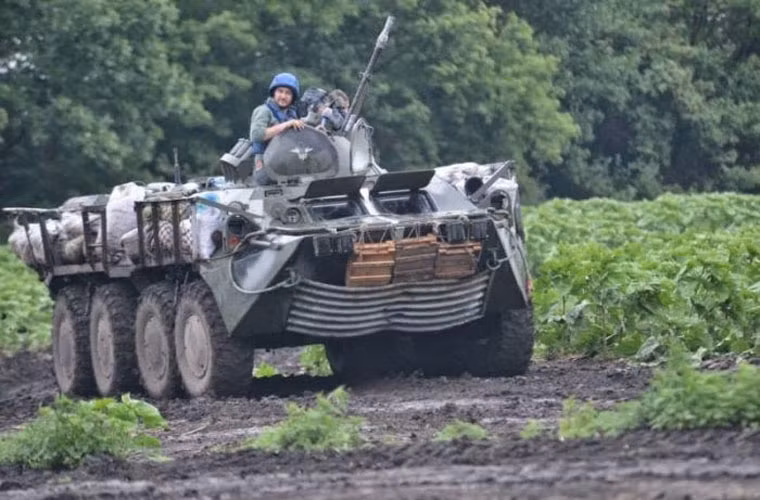 Bao cát, thùng đạn được đem ra để bảo vệ BTR-80.