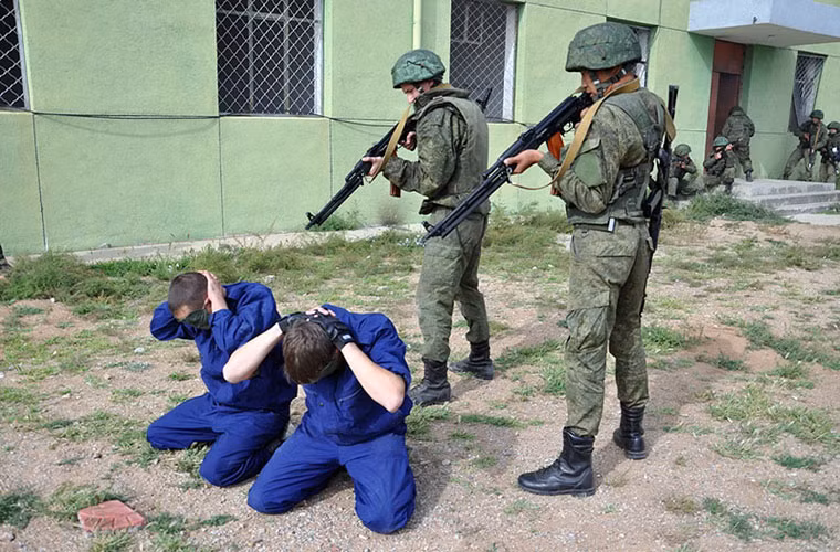 “Bắt sống khủng bố”.