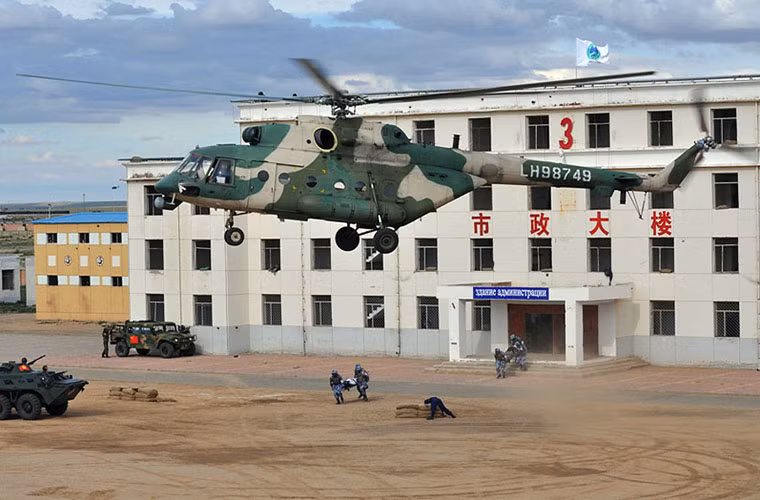 Trực thăng Mi-171E của Trung Quốc hỗ trợ cứu nạn các nạn nhân bị thương.