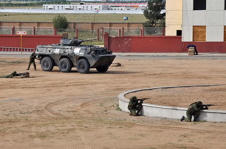 Còn Kazakhstan góp mặt với 300 binh sĩ, Kyrgyzstan là 486 binh sĩ và Tajikistan là 281 binh sĩ. Trong ảnh là xe thiết giáp Trung Quốc yểm trợ các lực lượng tiến công địch.