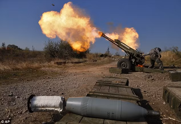 Các dân quân tự vệ bắn pháo vào khu vực Sân bay Quốc tế Sergey Prokofiev ở Donetsk.