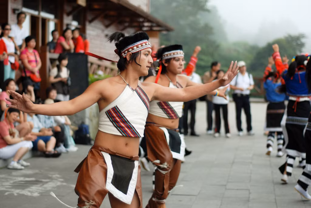 Người Tsou tôn thờ những vị thần hiện diện trong mọi khía cạnh cuộc sống của bộ tộc này. Họ có nhiều lễ hội song ba ngày Mayasvi, Miyapo và Homeyaya là quan trọng nhất. Tất cả được tổ chức tại kuba, một nhà mái tranh có vai trò như không gian văn hóa tâm linh của cả làng.
