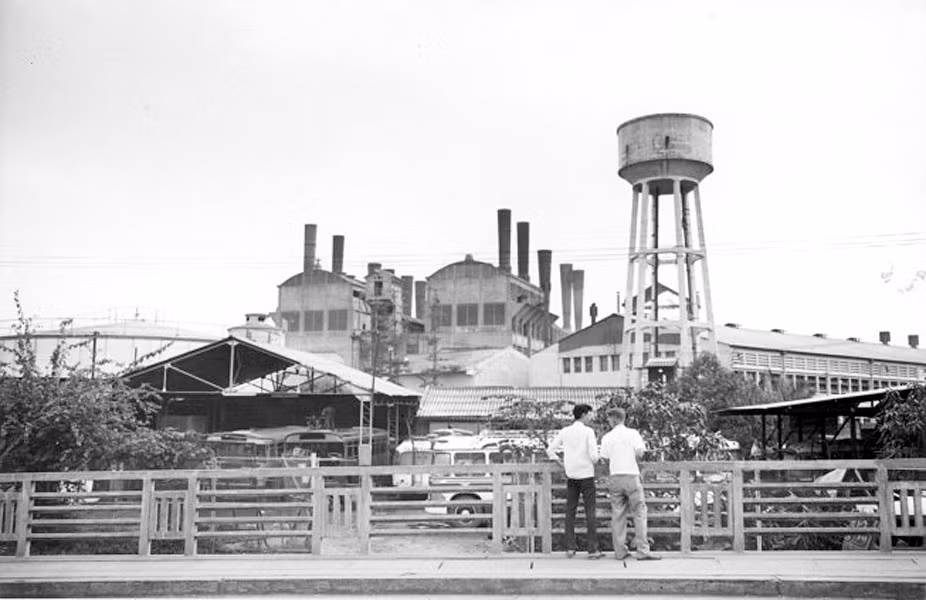Lúc mới hoàn thành (năm 1896), nhà đèn được coi là một biểu tượng của kỹ nghệ nhiệt điện Pháp và là một trong số ít những công trình tân tiến của nền công nghiệp phương Tây ở xứ sở Đông Dương.