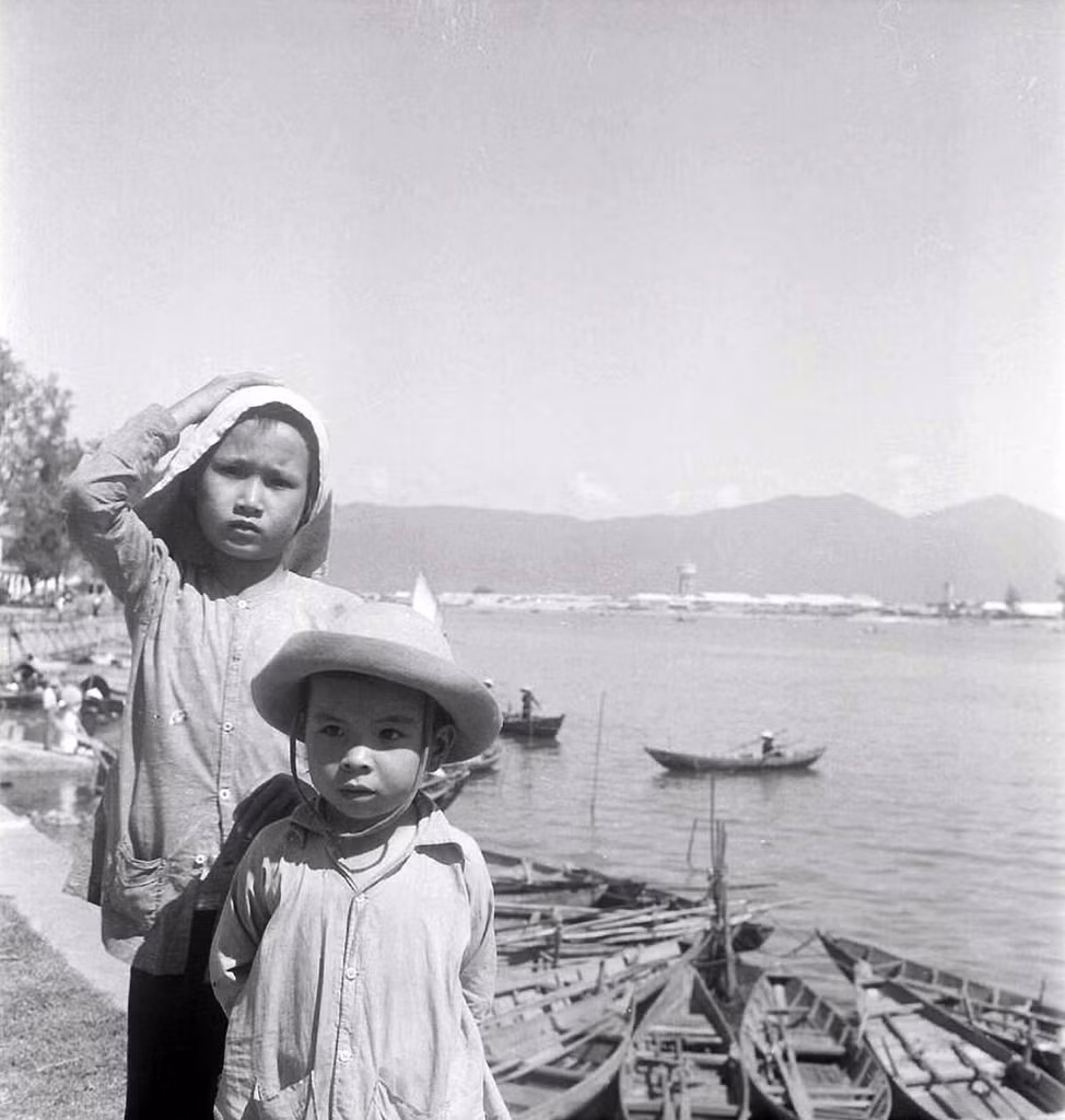 Hai đứa trẻ bên bờ sông Hàn.