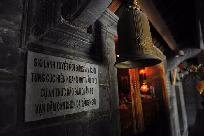 Bài thơ của gia chủ cũng được tạc bằng đá trên tường nhà.
