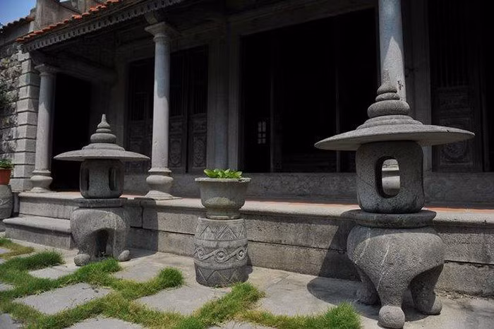 Hai cây đèn đá được làm cùng thời gian với ngôi nhà, đặt ở tiền sảnh.