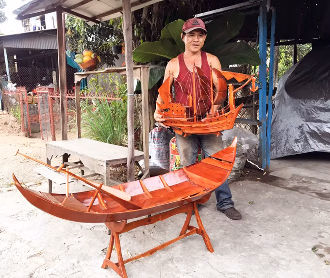 Giờ đây anh Mỏng đã kiếm được tiền từ đam mê của mình, những chiếc ghe, xuồng mini giờ được chú ý nhiều hơn. Ảnh: MA.