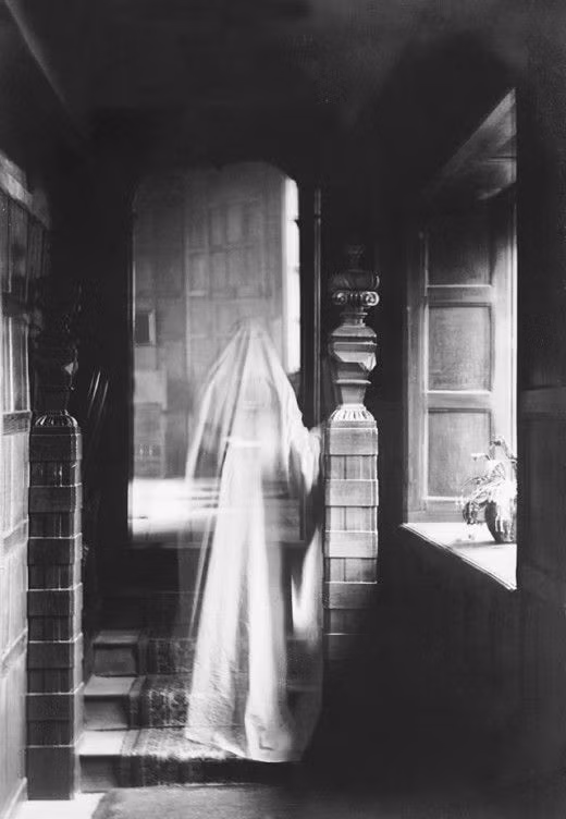  Quý bà trắng (The White Lady) là một hồn ma nổi tiếng gắn với nhiều truyền thuyết đáng sợ ở Anh và Scotland.