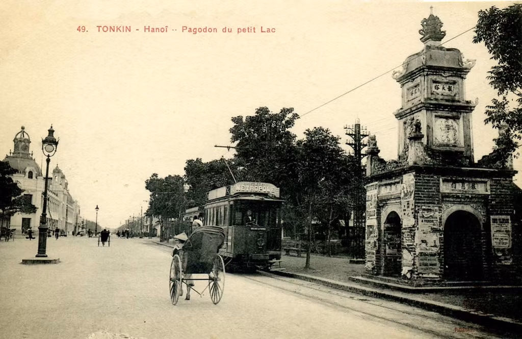 Dọc theo đại lộ Francis Garnie có cổng đền Ngọc Sơn và đền Bà Kiệu; Toà Đốc lý Hà Nội (vị trí Uỷ ban nhân dân Thành phố Hà Nội ngày nay); Bưu điện Hà Nội...
