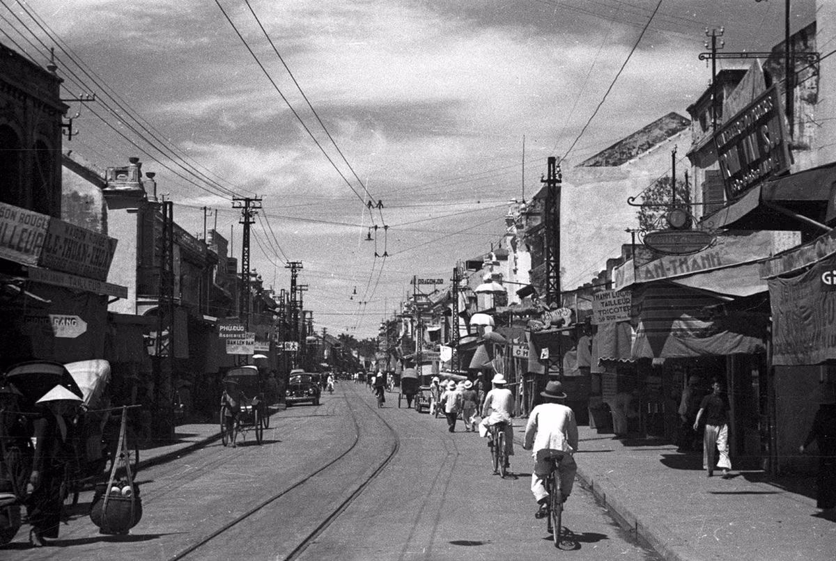 Phố Hàng Đào và đường tàu điện ở giữa lòng đường.