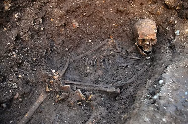 Các nhà khảo cổ tin chắc rằng vua Richard III được chôn cất tại Chủng viện Greyfriars. Thế nhưng, hài cốt của ông lại được phát hiện ra ở bãi đỗ xe Leicester vô danh, không ai ngờ tới.