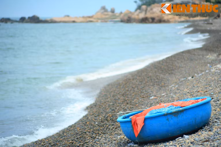 Sự hòa quyện giữa vẻ đẹp của bãi đá bảy màu cùng sự quyến rũ của biển cả mênh mông và nét đời thường của cuộc sống miền biển đã tạo nên ấn tượng khó phai trong lòng người.