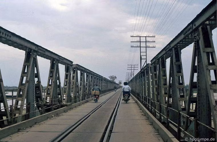 Một cây cầu dẫn vào thành phố Hải Phòng.