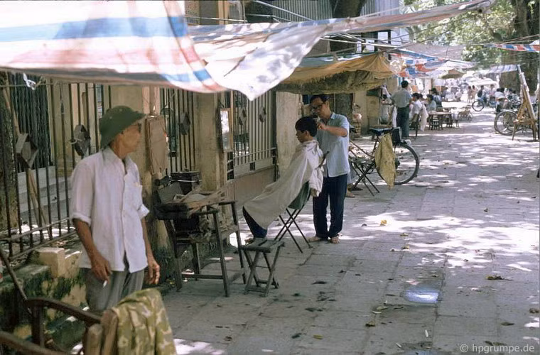 Dịch vụ cắt tóc vỉa hè ở TP Hải Phòng.