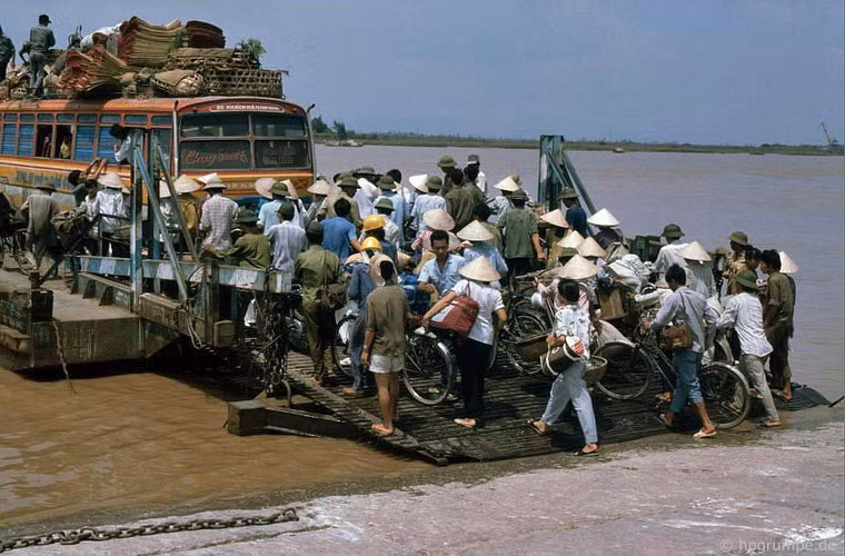Quá tải là chuyện thường thấy trên những chuyến phà đầu những năm 1990 trở về trước.