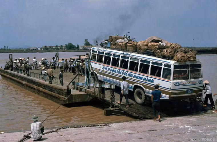 Phà qua sông Cấm.