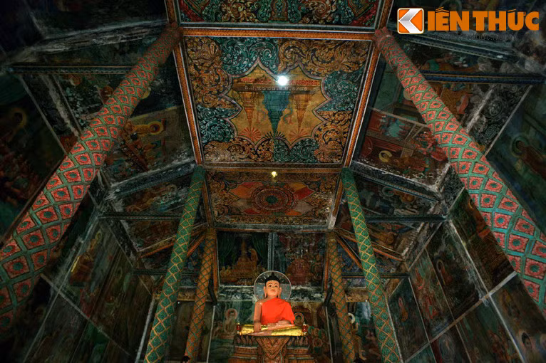 Trong chính điện có hai hàng cột to cao nâng mái. Bàn thờ chính trang trí nhiều hoa văn, họa tiết điêu khắc phong phú, phức tạp. Trên bệ có nhiều tượng Phật, một tượng Phật Thích Ca to lớn hơn hết ở giữa. Vách, trần, cột chùa đều được trang trí phù điêu, bích họa cầu kỳ, công phu, nhiều màu sắc.