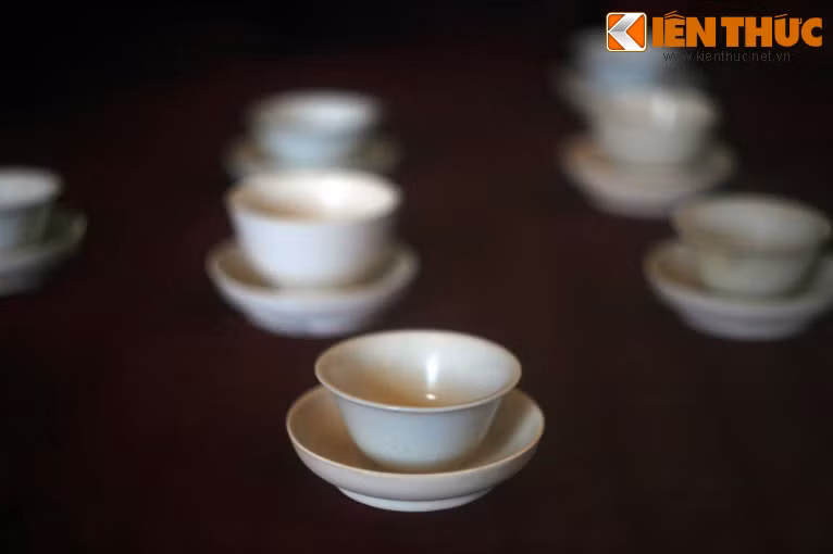 Chén và đĩa làm bằng sứ trắng (sứ Bạch Định) nổi tiếng của lò gốm Đức Hóa, tỉnh Phúc Kiến, Trung Quốc.