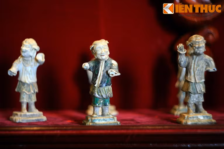 Tượng người bằng sứ men màu thời Khang Hy.