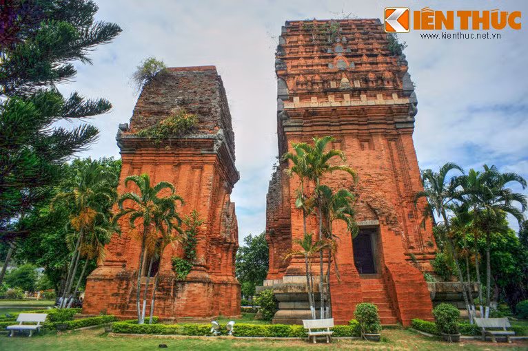 Tháp Đôi hay còn có tên là Tháp Hưng Thạnh là hai ngọn tháp Chăm Pa, gồm có tháp Bắc và tháp Nam đứng cạnh nhau trên khu đất bằng phẳng dưới chân một quả đồi, ngày nay thuộc phường Đống Đa, TP Quy Nhơn, tỉnh Bình Định.