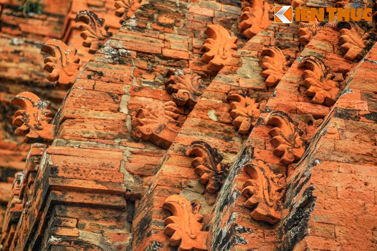 Tất cả hoạ tiết chạm trổ, điêu khắc đều phản ánh đầy đủ ý nghĩa về nghệ thuật và tôn giáo của người Chăm.
