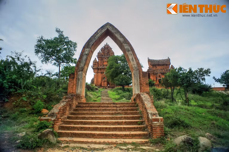 Tháp được xây dựng vào cuối thế kỷ 13, đầu thế kỷ 14 (thời vua Chế Mân) để thờ vua Po Klong Garai (1151 – 1205), người đã có công lãnh đạo dân tộc Chăm đương cự với ngoại xâm, bình ổn đất nước và phát triển nông nghiệp, được người Chăm suy tôn như vị thần thủy lợi.