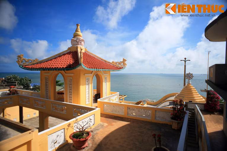 Từ sân trước chính điện, có thể phóng tầm mắt bao quát khung cảnh biển trời tuyệt đẹp của thành phố biển Vũng Tàu.