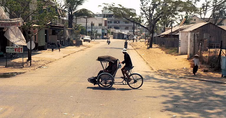Đường phố buổi trưa.