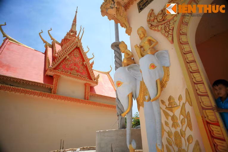 Trong những năm qua, chùa Xiêm Cán vẫn không ngừng được đồng bào Khmer đóng góp xây dựng các công trình mới. Ngoài ra, trong khuôn viên chùa có trường học dạy chữ Khmer, chữ Pali, dạy kinh..., là nơi lưu giữ các tập truyện kể dân gian xưa và nay hoặc các vốn văn hóa truyền thống...