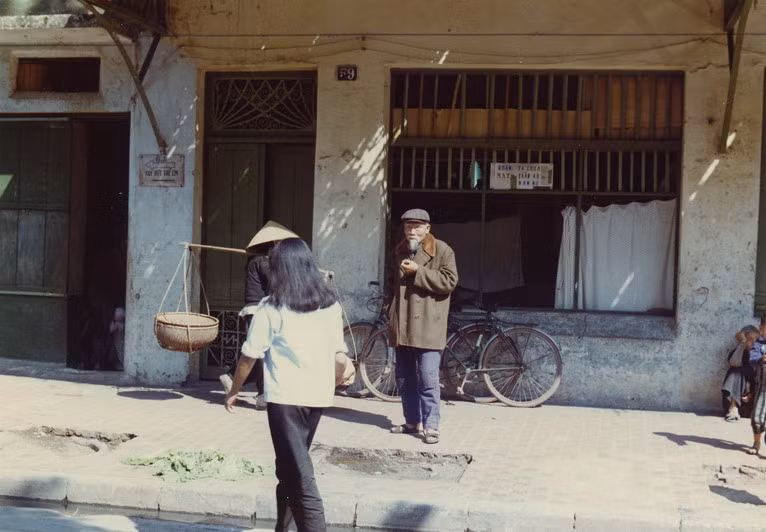 Ngôi nhà biển số 59 với tâm biển đề: "Nhận may, vá, chữa quần áo nam nữ". Ngôi nhà phía trái thì trưng biển "Nhận xay bột trẻ em".