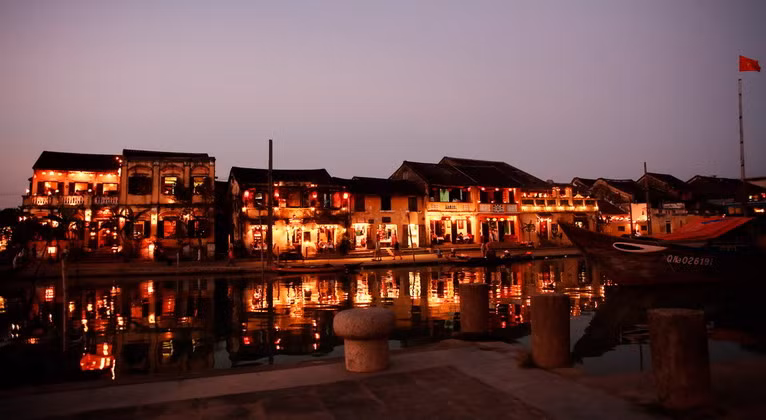  6. Việt Nam là điểm đến quan trọng của Con đường tơ lụa trên biển. Trên hải trình của Con đường tơ lụa trên biển ghi dấu nhiều thương cảng của Việt Nam như Vân Đồn, Phố Hiến, Hội An, Cù Lao Chàm, Vijaya (Thị Nại), Óc Eo.