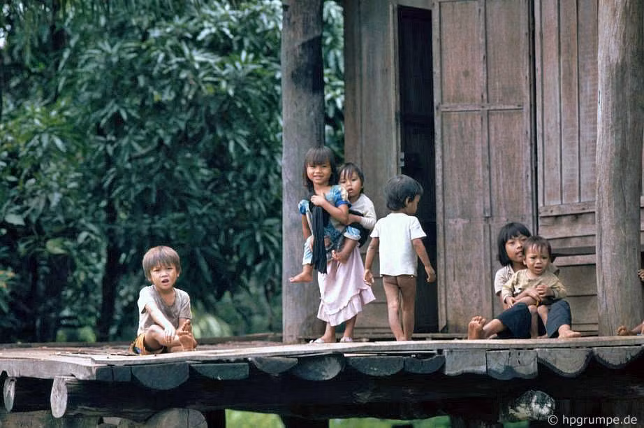 Trẻ em tại một buôn làng Tây Nguyên.