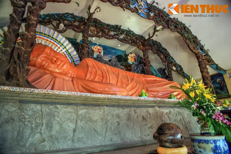 Không gian trong chính điện bài trí thành một vườn hoa Sala bao quanh bức tượng Đức Phật nhập Niết Bàn dài 12m, được đặt lên bệ thờ cao 2,5m. Mặt ngoài của bệ thờ có đắp hình tượng các đồ đệ của Phật Thích Ca đang chứng kiến lúc Ngài nhập diệt.