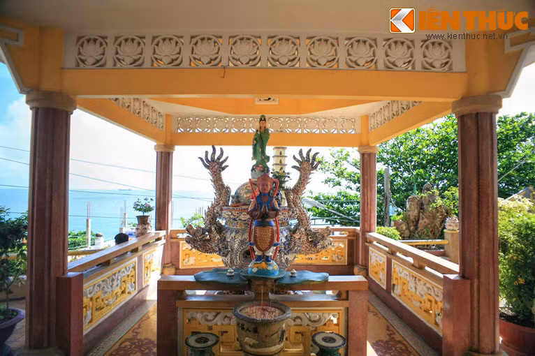 Chiếc lư này là kết quả của hơn 2 năm lao động nghệ thuật miệt mài của một nghệ nhân ở tỉnh Bến Tre.