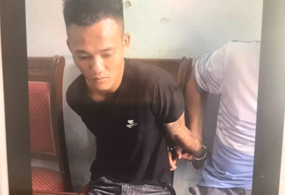 Thắng hỏi chị T có xăm hình không và ra điều kiện sẽ đến xăm khi quán vắng khách, chỉ có 2 người. Tối 16/7, Thắng chuẩn bị 1 con dao rồi đến tìm chị T. Tại đây, sau khi xăm hình xong, đối tượng không có tiền thanh toán nên hai người lời qua tiếng lại. Chị T có chụp ảnh Thắng gửi cho bạn. Thắng liền lấy dao ra rồi đâm nhiều nhát khiến nạn nhân tử vong. Sau khi gây án, Thắng bỏ trốn qua nhiều địa điểm và tin rằng sẽ không bị phát hiện.