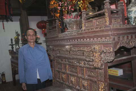Ông Nguyễn Duy Mùi bên bàn thờ cụ Nguyễn Duy Thì.